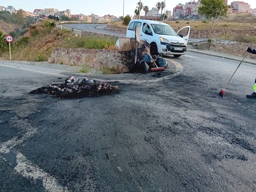 Arden contenedores y un vehículo en el Príncipe